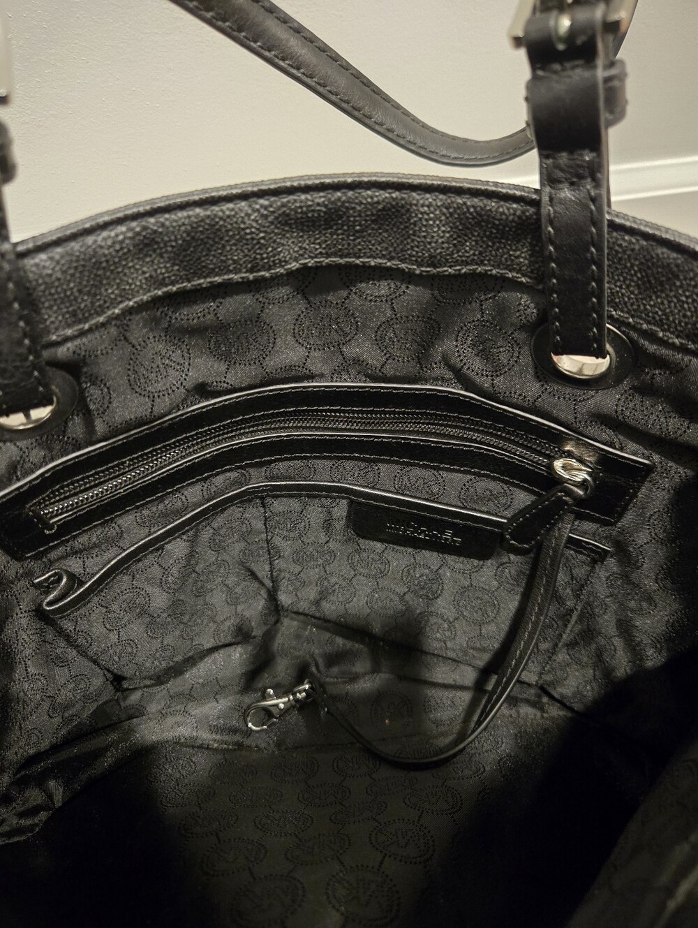 Michael Kors Jet Set Signature Tote - Picture 9 of 9